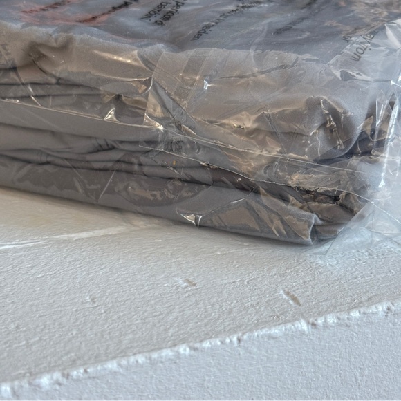 Amazon Basics 4‑Piece Queen Sheet Set #4 - Super Soft, Microfiber, Dark Gray NWT - Picture 8 of 10